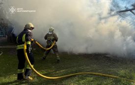 На Коростенщині рятувальники гасили пожежу сінника, яка загрожувала житловому будинку