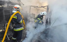 Рятувальники ліквідовують наслідки російського обстрілу в Малині