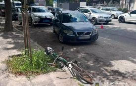У Звягелі через відчинені дверцята авто сталася ДТП: постраждала 70-річна велосипедистка