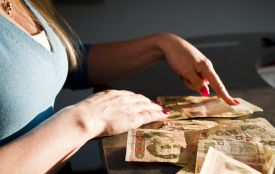 38-річна житомирянка під час прибирання в оселі привласнила гроші господарів - їй загрожує до 8 років позбавлення волі
