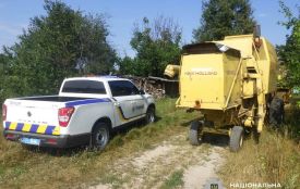 На Звягельщині керманичі комбайна і мотоцикла намагалися дати хабаря поліцейським для уникнення відповідальності за порушення ПДР