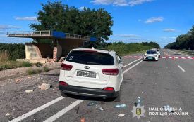 Двоє пасажирів - в реанімації, водій і ще одна пасажирка травмовані: на Звягельщині автомобіль наїхав на зупинку