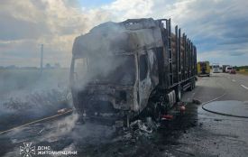Вантажівка загорілася під час руху неподалік Коростеня: постраждав 60-річний водій