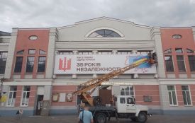 «35 років Незалежності» на тлі руїн: у Житомирі банером прикрили проблему театру ляльок?