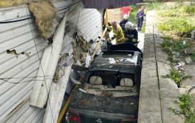 У Малині автомобіль в'їхав у магазин: травмувалися водій і неповнолітній пасажир