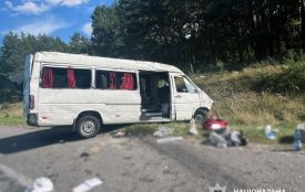 На трасі Київ - Чоп зіштовхнулися маршрутний автобус і легковик: семеро травмованих. ФОТО