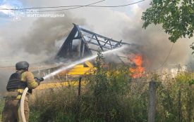 Рятувальники ліквідували пожежу в приватному домоволодінні в Овруцькій громаді, що сталася через російський обстріл