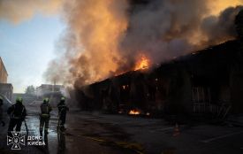 Внаслідок нічного комбінованого удару по Києву пошкоджені понад пів сотні обʼєктів: житлові будинки, гуртожиток, територія школи, крамниці, АЗС, підприємство з виробництва борошна