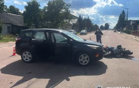 У Хорошеві зіштовхнулися кросовер і мотоцикл: загинув водій двоколісника