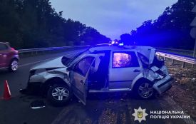 На Звягельщині водій не впорався з керуванням і наїхав на колесовідбійник: травмовано трьох осіб