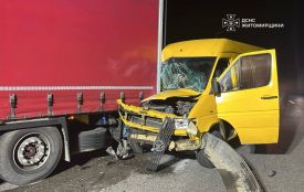 Поблизу Сінгурів зітовхнулися вантажівка і мікроавтобус: пасажирку деблокували рятувальники
