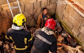 Сьогодні вранці у Житомирі рятувальники надавали допомогу чоловіку, який впав в яму