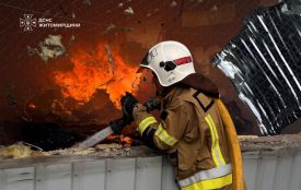 Наслідки російського обстрілу: рятувальники показали, як працювали над ліквідацією пожежі на території одного з підприємств