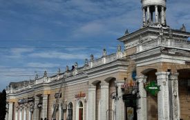 Впритул до головного фасаду на Житньому ринку почали зводити точку для продажу вуличної їжі
