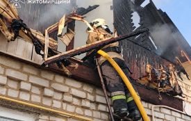 У Радомишлі горів житловий будинок: знищено покрівлю і частково перекриття