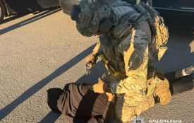 Вигаданий борг та погрози розправою: на Житомирщині поліцейські затримали підозрюваних у вимаганні