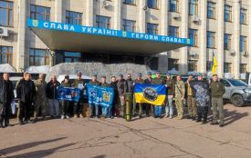 Естонські волонтери передали партію з 13 автомобілів для українських захисників