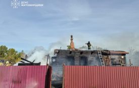 На Коростенщині чоловік отримав опіки рук, намагаючись самотужки загасити палаючу оселю