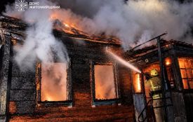Вночі рятувальники гасили пожежу в приватному домоволодінні на Коростенщині, під час якої госпіталізували чоловіка