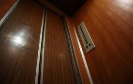 У Житомирі скаржаться на відключення світла не за графіком: люди бояться застрягти в ліфтах