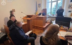 За клопотанням прокурорів 17-річну дівчину, яка вбила двох військовослужбовців на Житомирщині, взято під варту