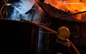 На Звягельщині горів будинок: вогнеборці не допустили перекидання вогню всередину оселі