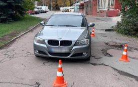 У Звягелі автомобіль, що їхав заднім ходом, травмував пішохідку