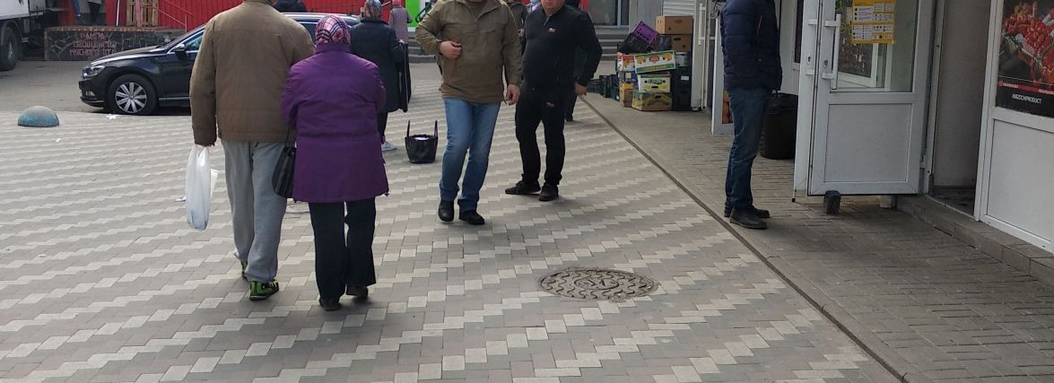 Житомир напередодні вихідних: черги, люди без масок у магазинах, компанії пенсіонерів. ФОТО