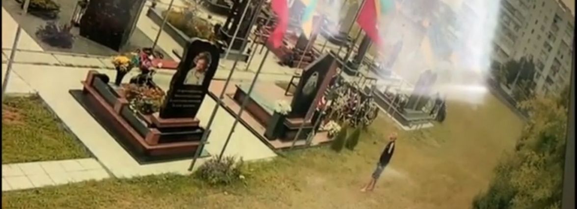 У Житомирі чоловік зірвав прапор на військовому кладовищі. ВІДЕО
