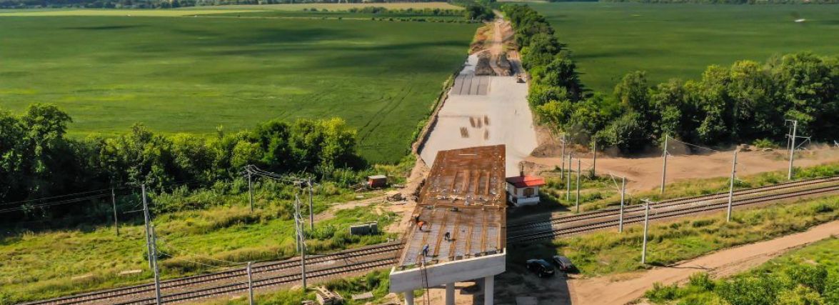 Поблизу міста Чуднів будується шляхопровід над залізничними коліями. ВІДЕО