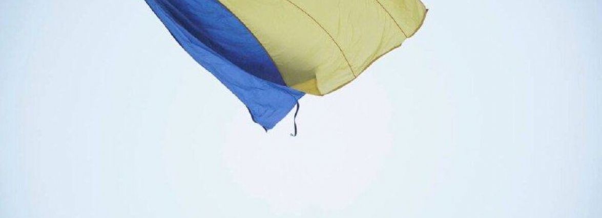 Найбільший прапор у Житомирі почав рватися