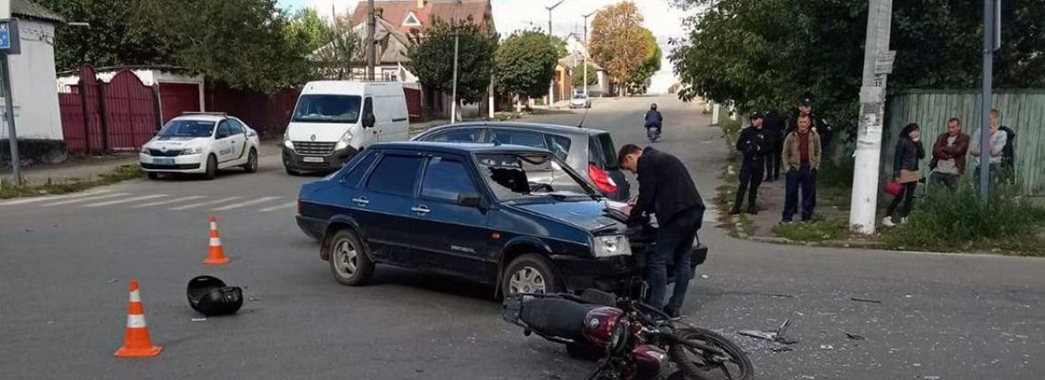 У Радомишлі не розминулись легковик та мотоцикл: водій двоколісника - в реанімації