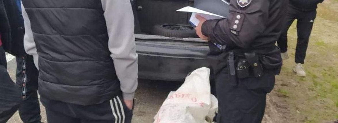 Зупинили порушника ПДР - виявили мішок з коноплями