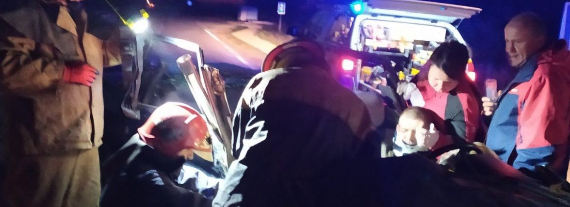 Рятувальники деблокували травмованого пасажира з понівеченого внаслідок ДТП легковика
