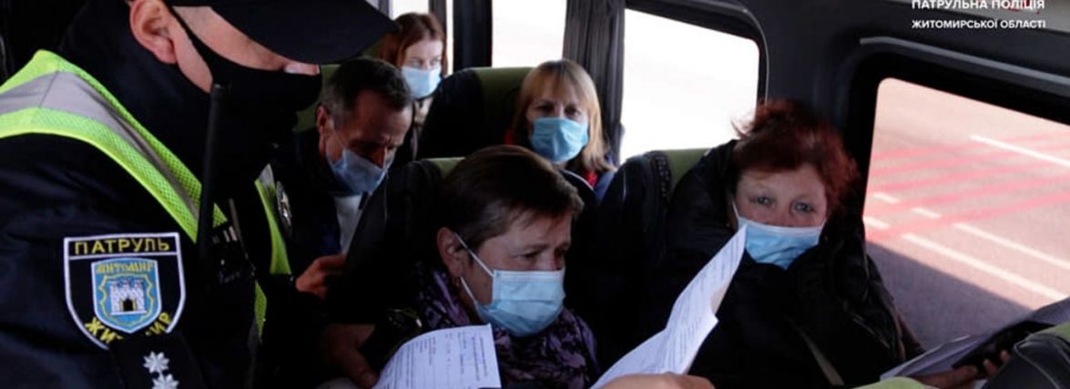 У Житомирі патрульні перевіряють дотримання карантинних вимог під час перевезення пасажирів