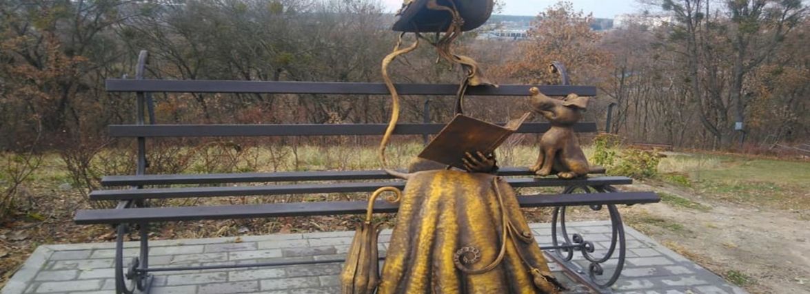У мікрорайоні Маликова з'явилася нова локація для фото - лавочка з бронзовою скульптурою