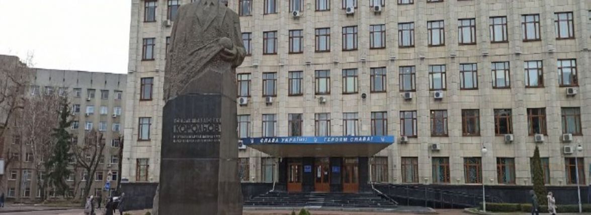 У Житомирі руйнується пам'ятник Корольову. Фото дня
