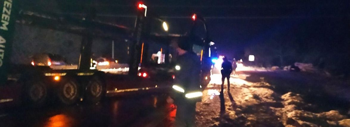 Рятувальники відбуксирували на узбіччя вантажівку, яка перекрила рух на одній із смуг траси Київ – Чоп