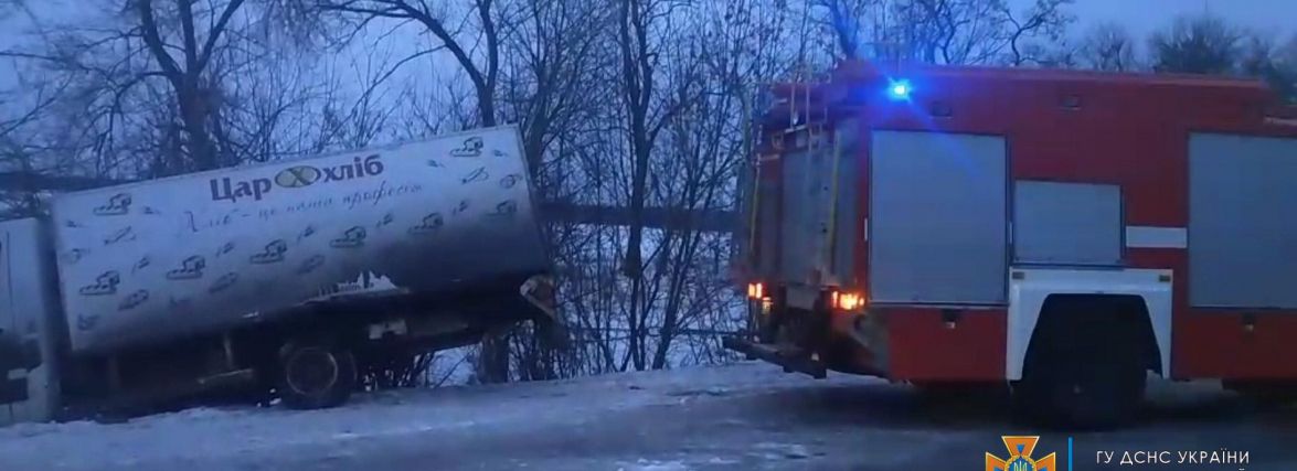 На Бердичівщині рятувальники допомогли водію хлібовоза, якого занесло в канаву