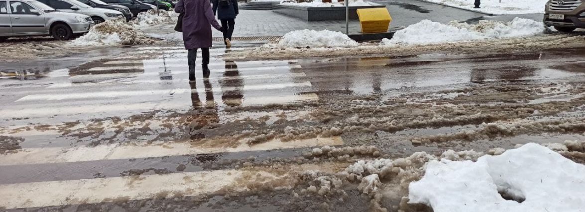 Погода вправніша за комунальників: неприбраний сніг на вулицях міста розтанув. ФОТО
