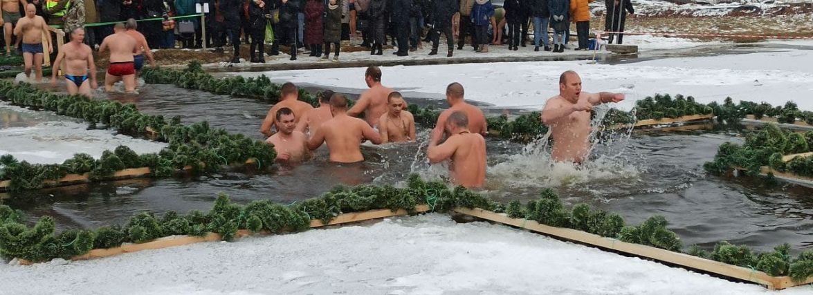 У гідропарку житомиряни відзначають Водохреща. Фоторепортаж