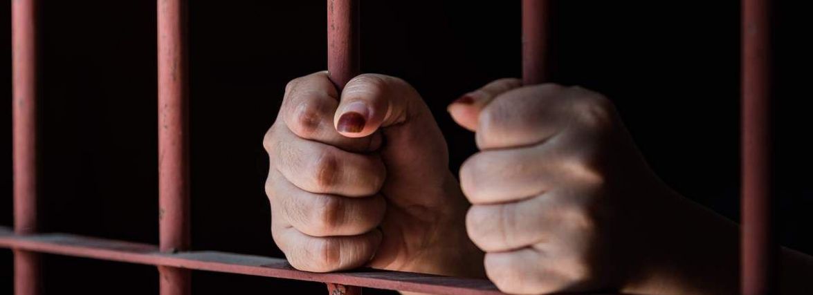 До 5 років і 2 місяців позбавлення волі засуджено жінку, яка видавала себе за працівницю електромереж та вчиняла крадіжки у магазинах Коростеня