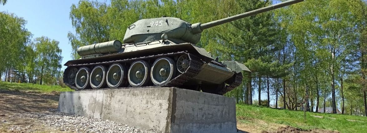 Пам’ятник-танк Т-34 встановили біля Монументу Вічної Слави. Фоторепортаж