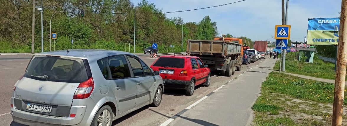 У Житомирі вишиковуються багатогодинні черги за пальним. Фотофакт