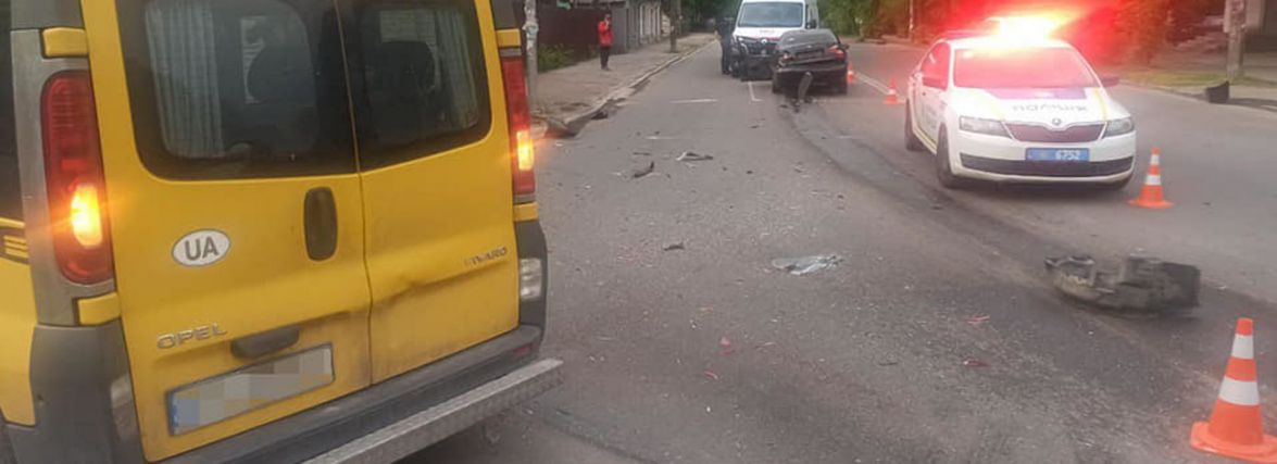 На перехресті Грушевського - Мазепи не розминулися два авто: одного з водіїв ушпиталили