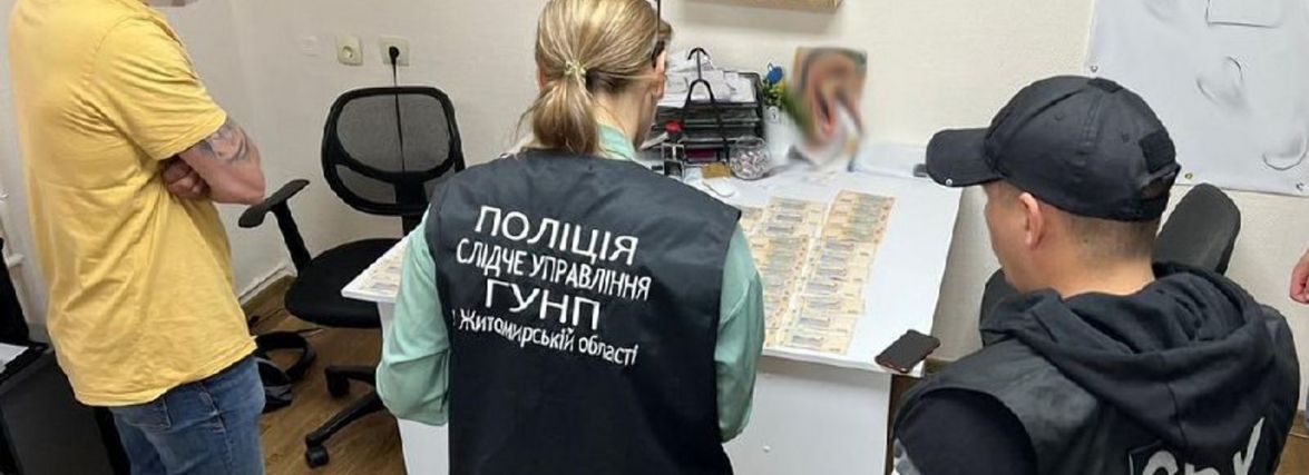 У Житомирі під варту взяли керівника фірми, який виготовляв документи для незаконного переправлення через кордон чоловіків призовного віку