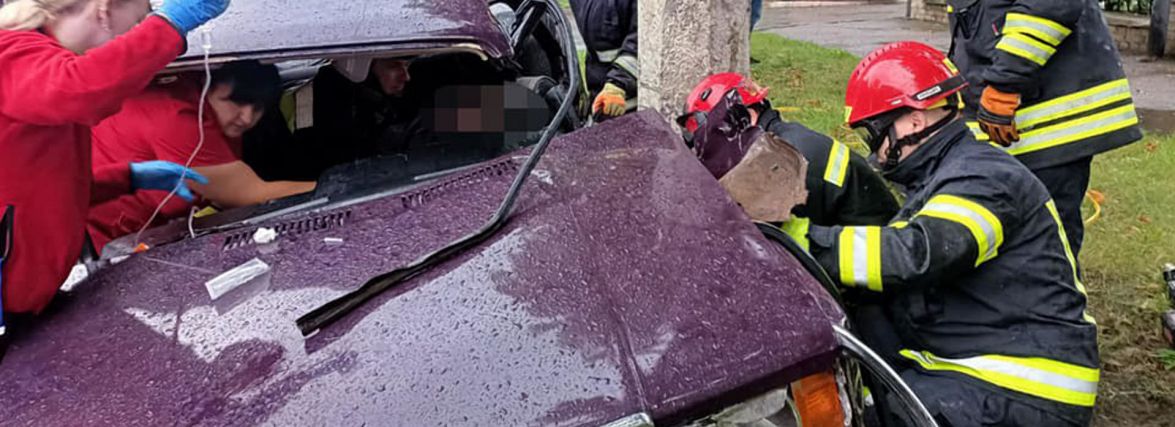 На Вітрука ВАЗ не розминувся зі стовпом: водій та пасажирка - у лікарні