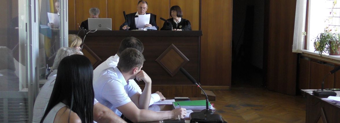 Суд переніс слухання справи про вбивство однієї дитини та поранення іншої через те, що обвинувачених не доставили на засідання