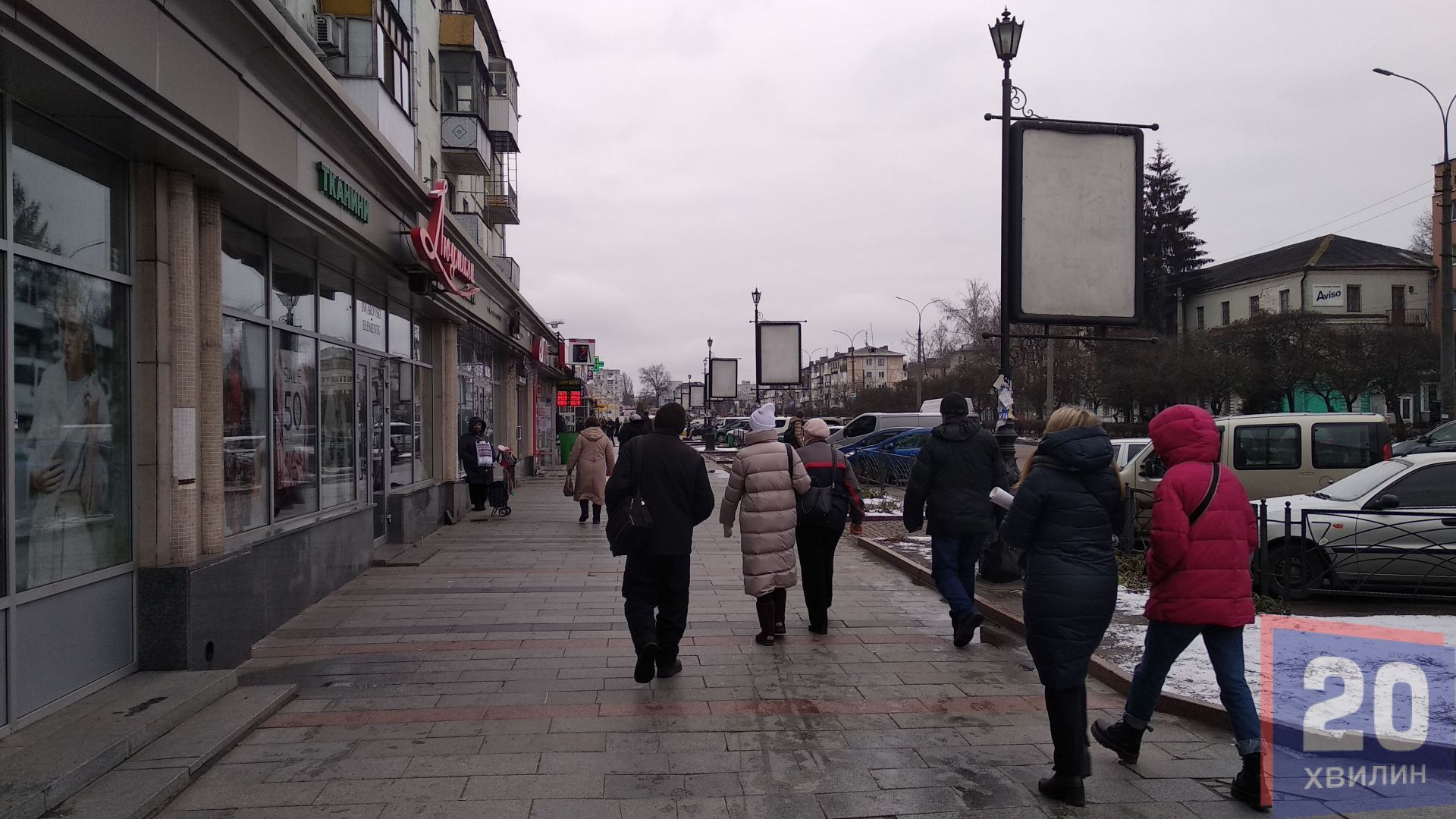 Майже всі магазини працюють. Народу для буднього дня також достатньо