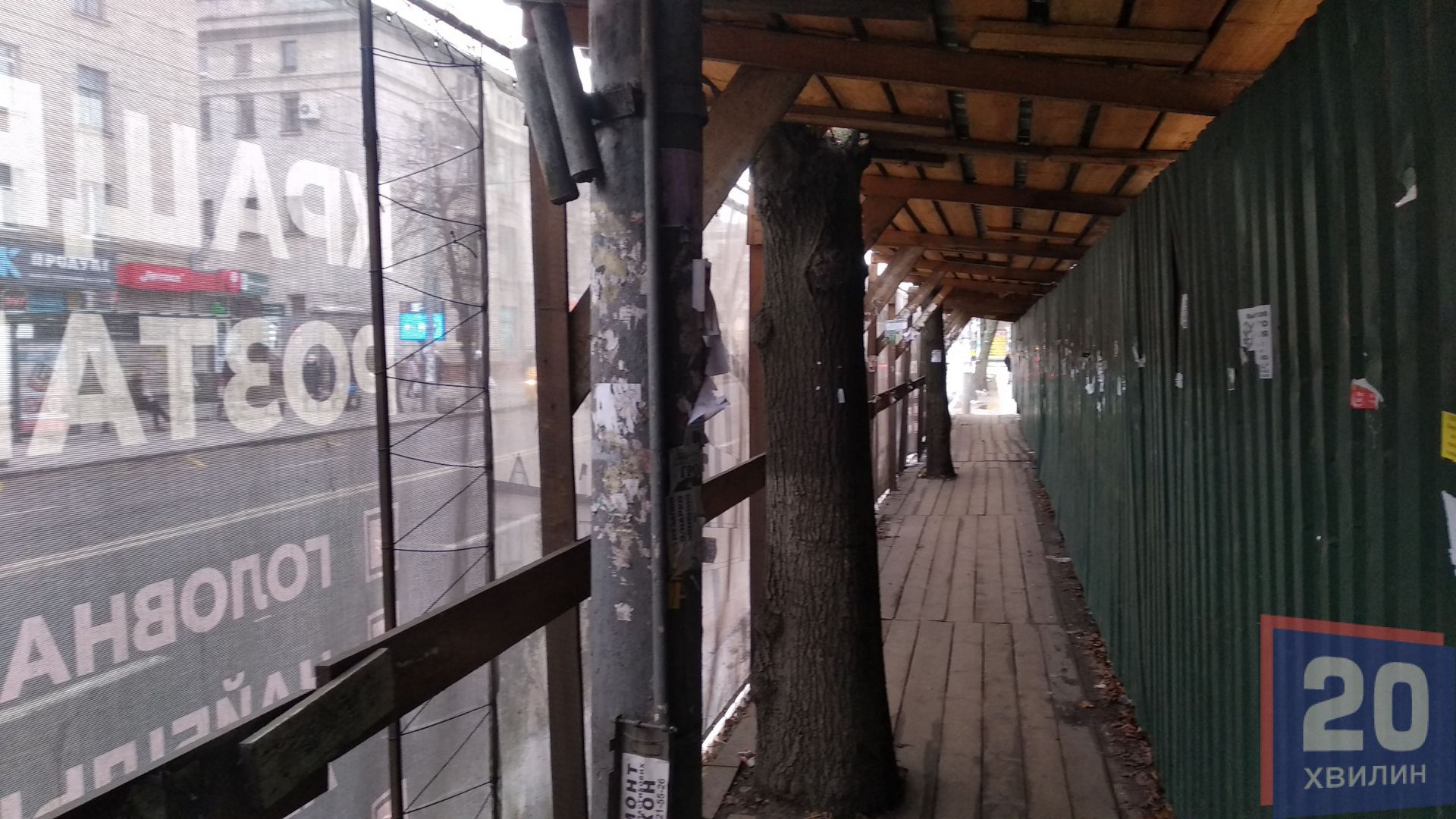 Таємничий пішохідний прохід біля будівництва в темряві може або налякати, або навіяти думки про житомирську романтику. Це ж майже тунель кохання в центрі міста